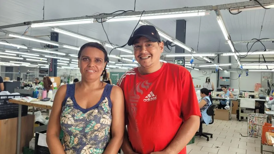  Adriana e o marido Ronaldo trabalham juntos em uma fábrica de bonés 