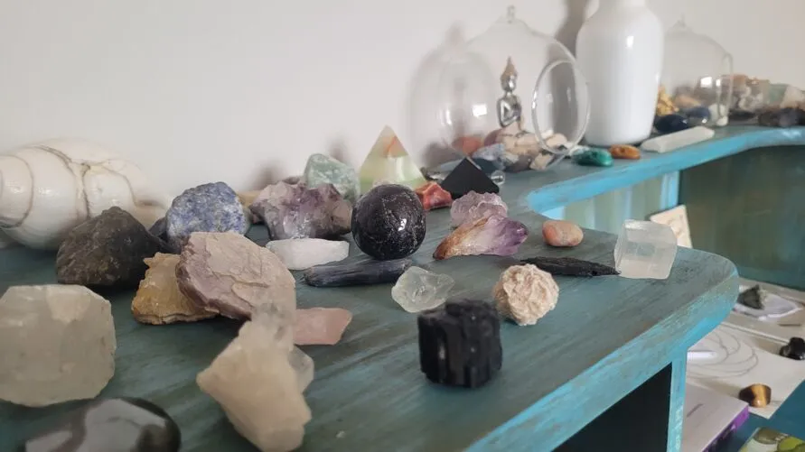  Em todos os cômodos da casa, diversos tipos de cristais estão espalhados 