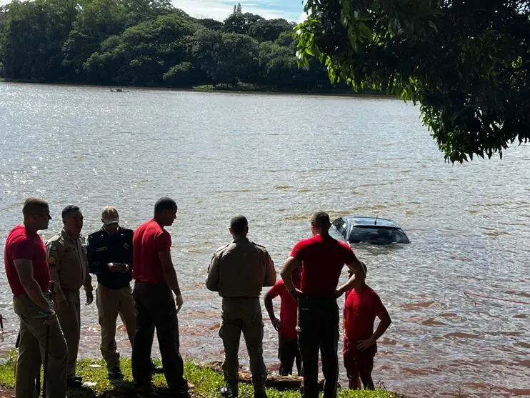 Carro cai no Lago Jaboti em Apucarana e condutor é salvo por bombeiros