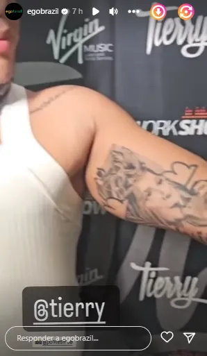Tierry faz tatuagem em homenagem a Marília Mendonça
