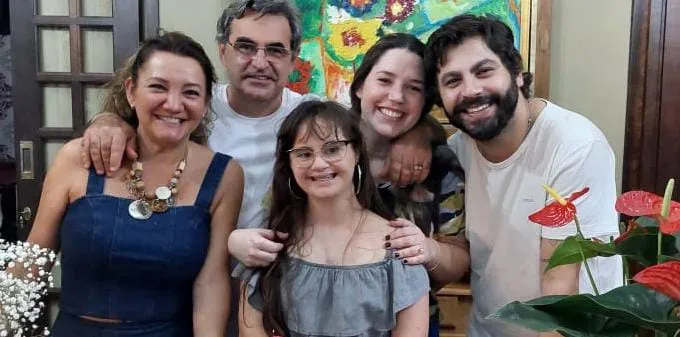  Fabíola, com a família: marido Hélio, filhas Luiza e Natália, e o genro André 