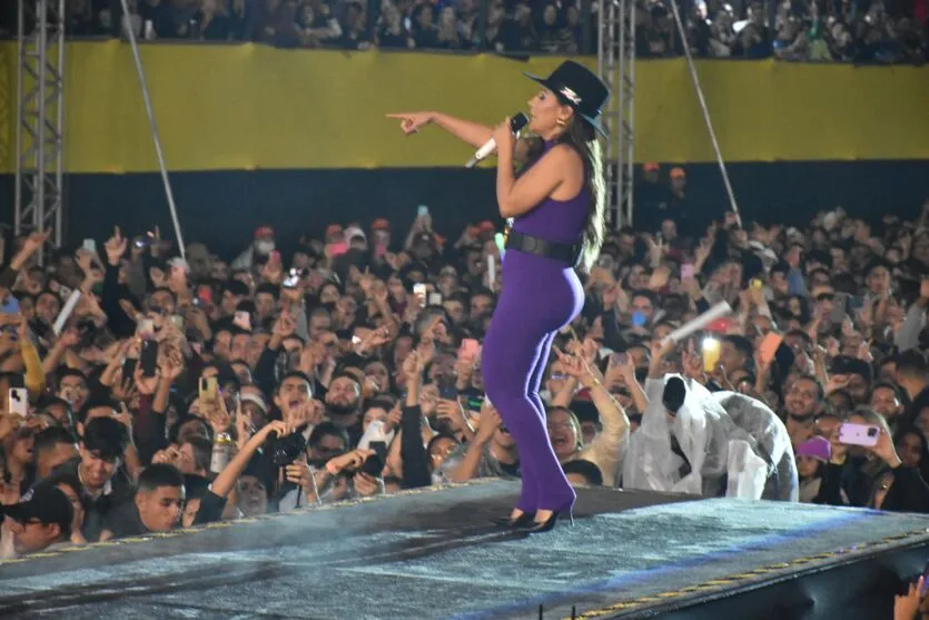 Simone Mendes arrasa ao usar macacão 'embalado a vácuo' em show