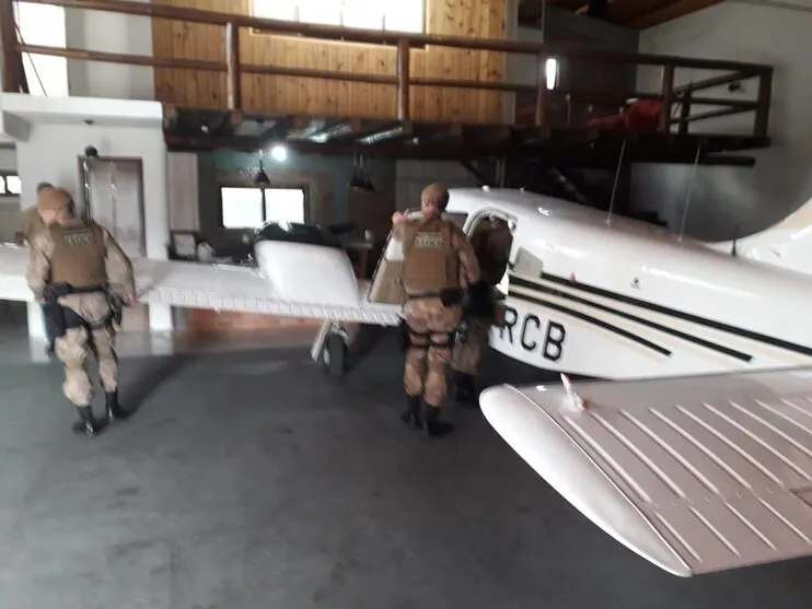 Avião furtado há 3 meses no Paraná é encontrado em SC; três são presos