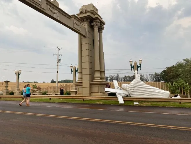  Estátua de 4 metros caiu às margens de rodovia 