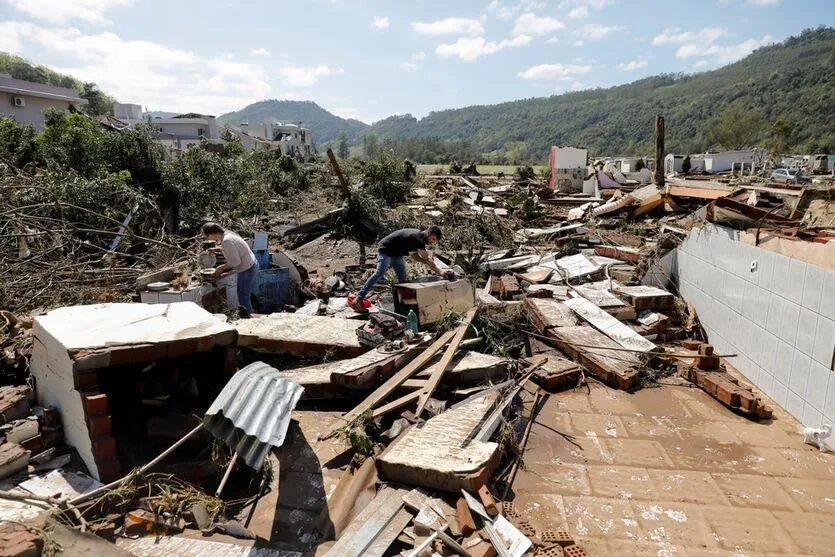  Moradores fazem buscas em destroços de casas atingidas por ciclone extratropical, em Muçum (RS) 