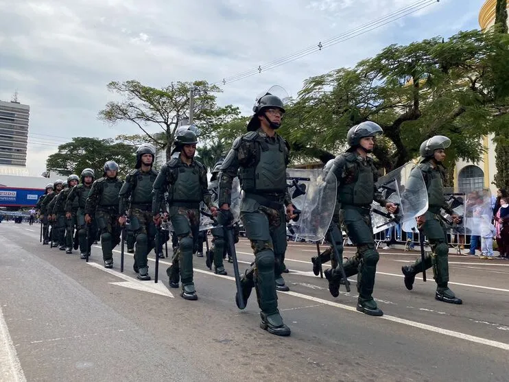  Por conta do desfile, o trânsito foi interrompido na Avenida Curitiba e ruas paralelas 