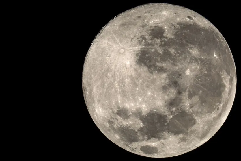  Imagem da Lua pelo telescópio 
