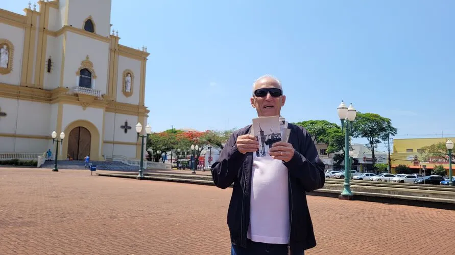  José Rota em frente à Catedral com a foto daquele dia: "Inesquecível" 