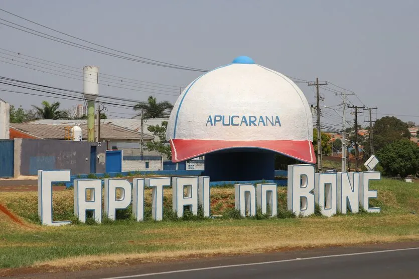  Monumento do Boné se encontra na entrada de Apucarana 