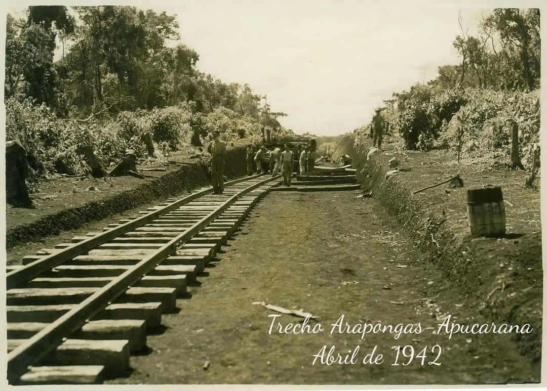  Trabalhadores durante construção de trecho da linha férrea, que passa por Aricanduva 