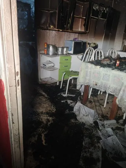 Incêndio em residência mobiliza equipes dos Bombeiros de Apucarana