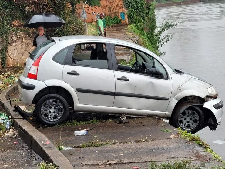 Veículo perde freio e cai em Lago Igapó em Londrina; confira