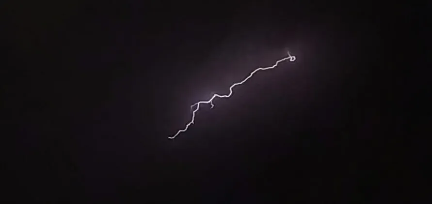Impressionante: vídeo mostra tempestade com raios em Apucarana