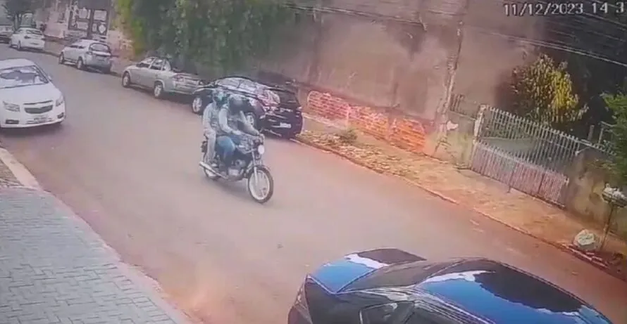  Três vídeos foram divulgados pela polícia dos assassinos em uma moto 