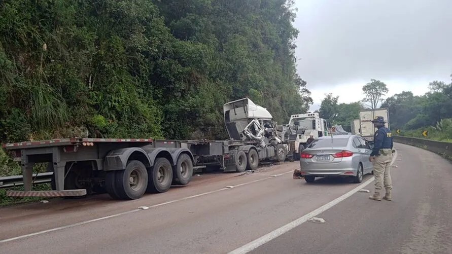 Batida entre caminhões interdita parcialmente BR-277 no Paraná