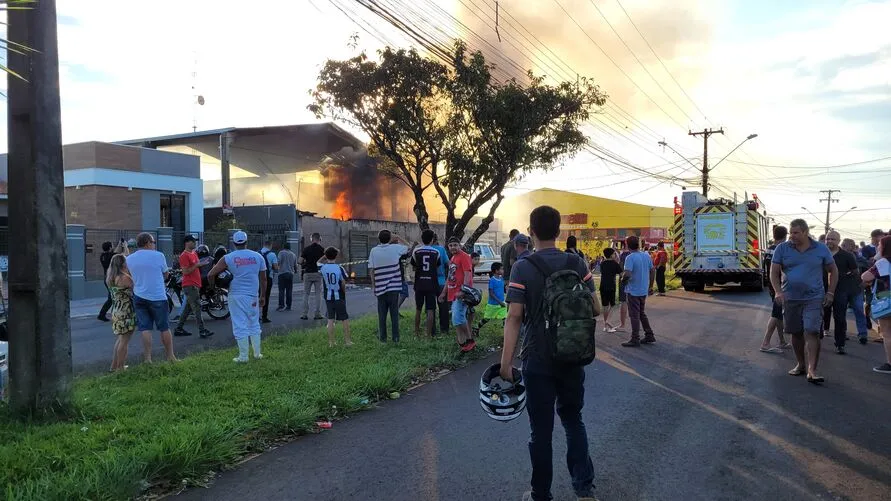 Incêndio destrói barracão de recicláveis em Apucarana; vídeo
