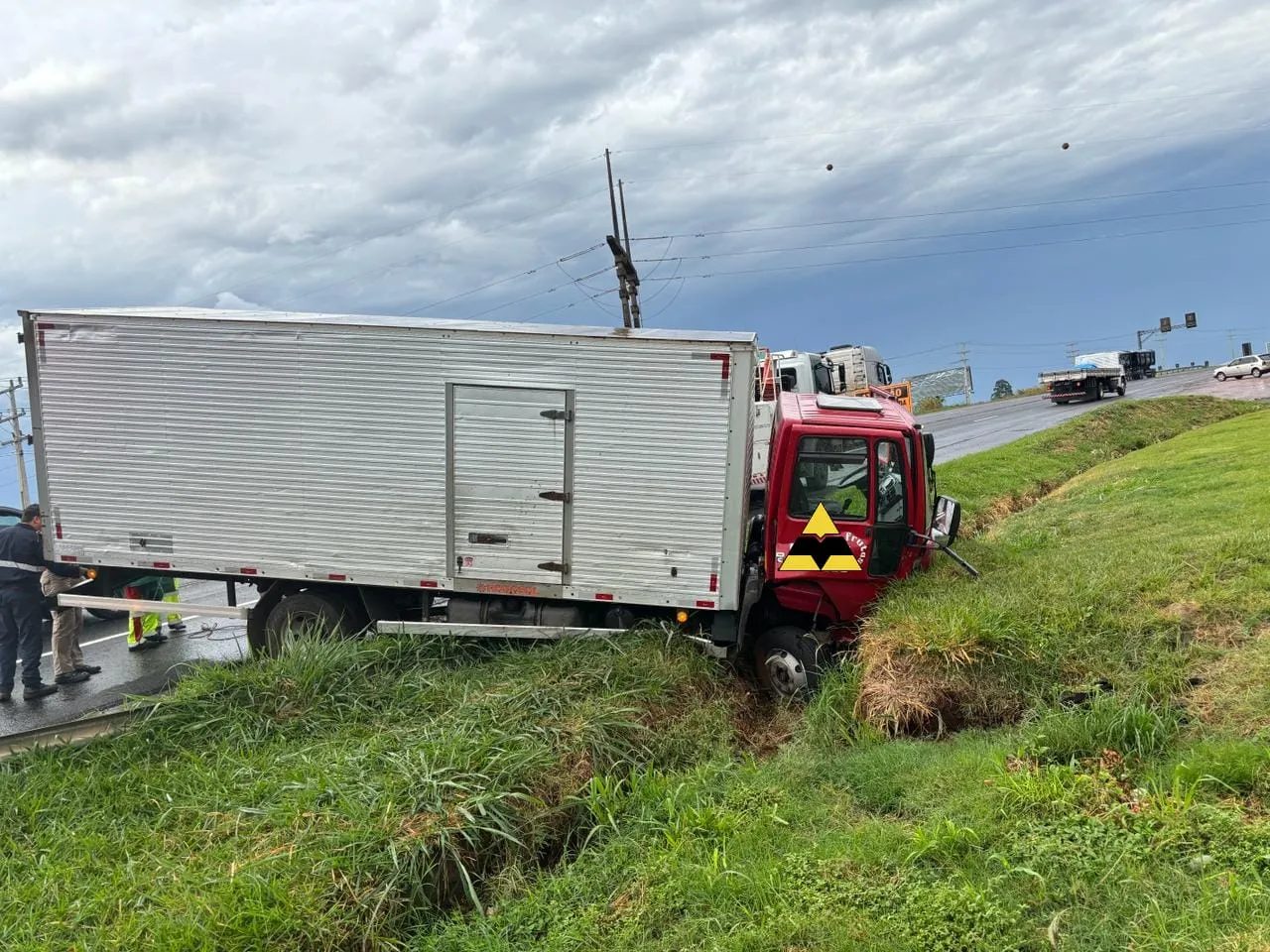  Caminhão se envolveu em acidente em Mandaguari 