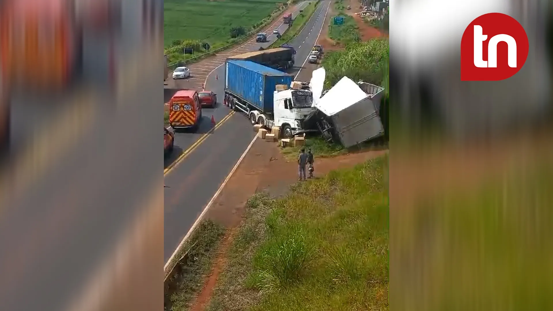 Caminhões colidem em acidente na Vila Reis em Apucarana