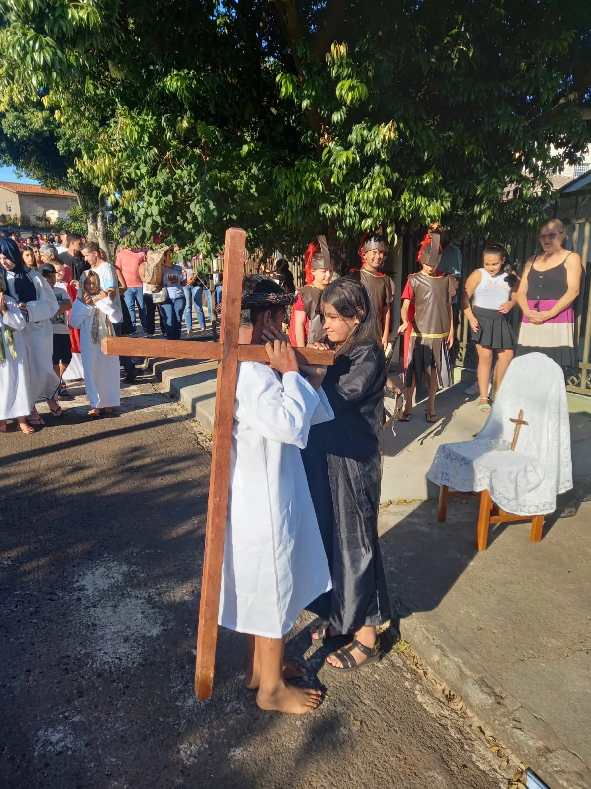 Fiéis de diversas paróquias de Apucarana participaram da Via-Sacra