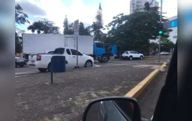 Caminhão quebra e complica trânsito no centro de Apucarana