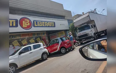 Carro 'estacionado' no centro de Apucarana chama a atenção