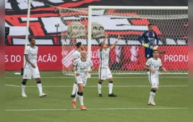 Corinthians derrota o Athletico-PR no Brasileirão