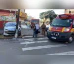 Após a batida entre os carros, um deles colidiu contra um poste