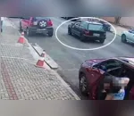 Imagens de uma câmera de segurança, registrou o carro em movimento, mas não foi possível identificar os autores em seu interior.