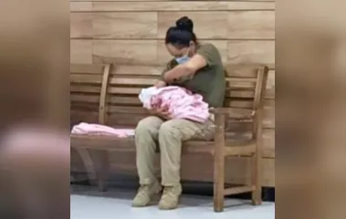 Uma sargento amamentou a criança que estava agitada e chorando após ser resgatada
