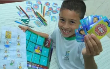 Assim que recebeu o livro oficial de figurinhas da Copa do Mundo, João Gabriel, de 8 anos, abriu um enorme sorriso