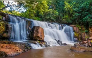 A Cachoeira Três Barras fica numa área de camping e é uma das atrações mais populares