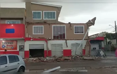 Casa fica destruída após ser atingida por raio durante temporal no PR