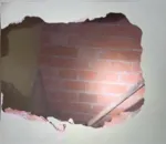 Os agentes federais quebraram uma das paredes