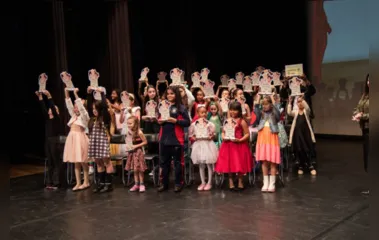 Estudantes apresentam sarau de poesias no Cine Teatro Fênix