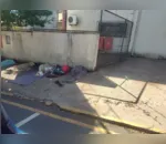 Moradores de rua dormem na calçada em Apucarana na tarde desta quinta-feira (3)