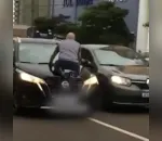 Condutora "arranca" com homem no capô do carro após confusão; assista