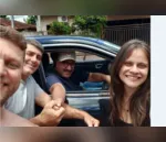 Maíra Rodrigues e família tiram foto com apresentador