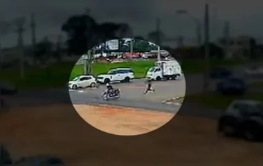 Câmera flagra rapaz sendo preso após empinar moto na frente de viatura