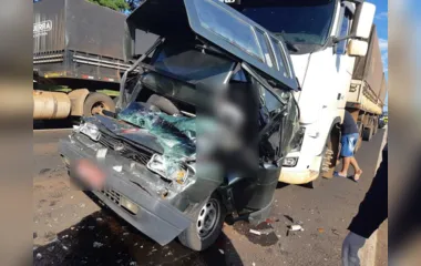Homem morre após carro ser esmagado por caminhões na BR-376 em Maringá