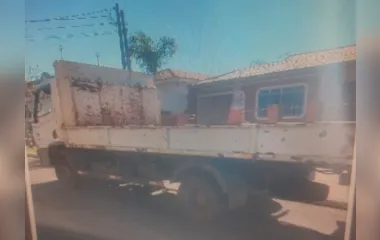Caminhão sem motorista colide contra Hilux em Apucarana