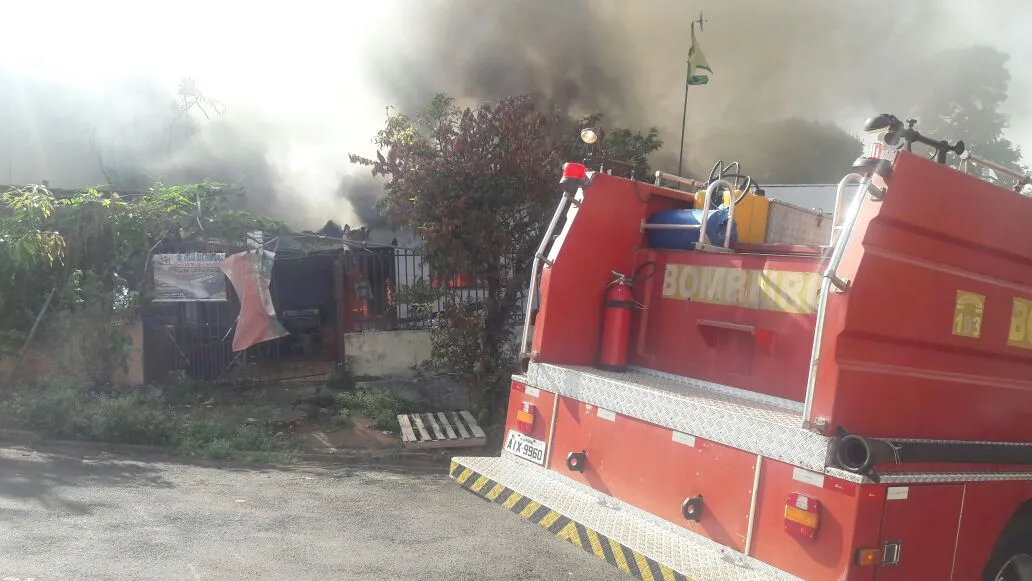 Incêndio destrói residência nesta manhã em Apucarana