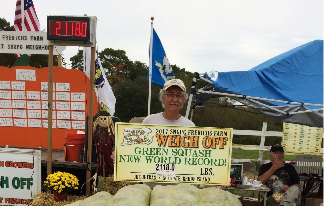 Fazendeiro colhe abóbora de 960 kg e bate recorde mundial