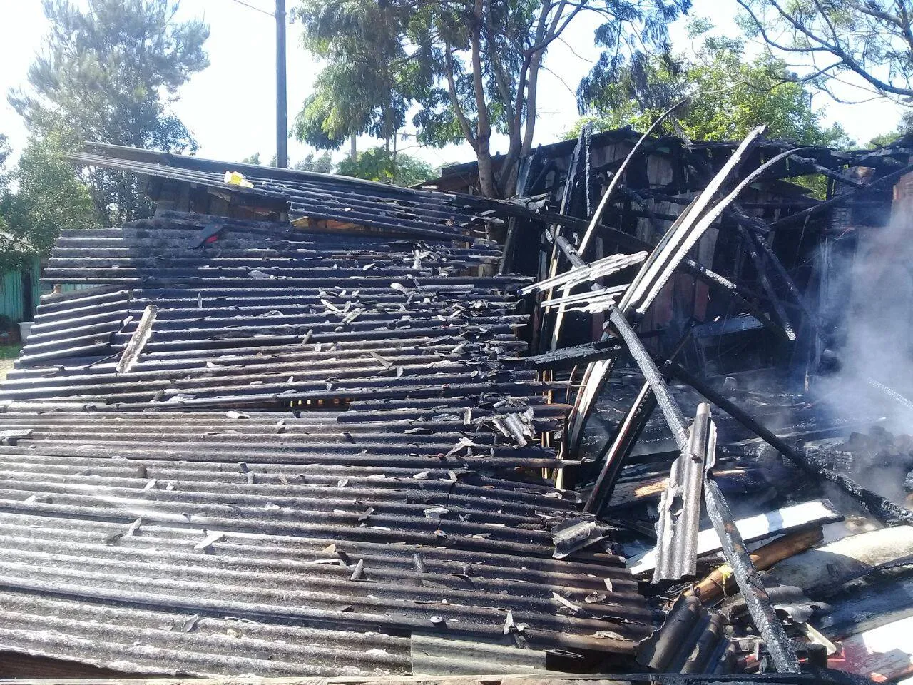 Incêndio deixa família sem casa em Ortigueira