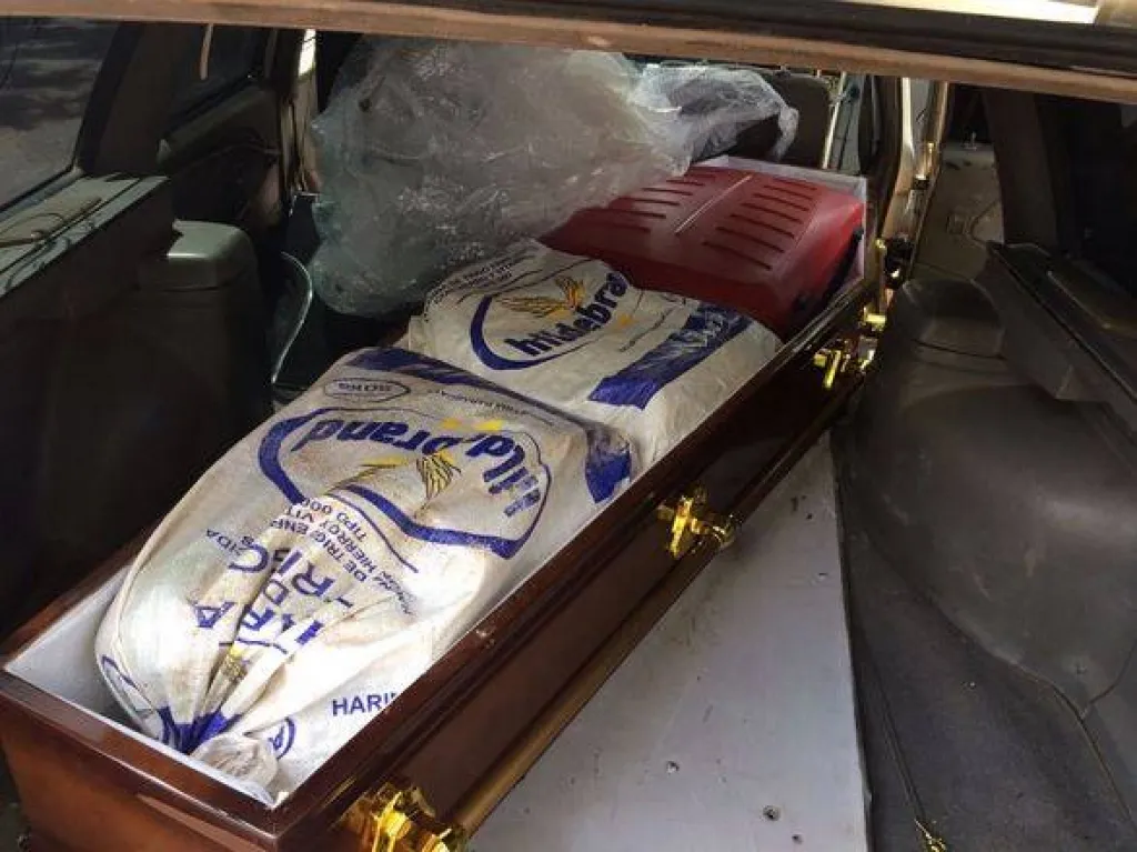 PM aborda carro de funerária e acha 97 kg de maconha e 5 kg de haxixe em caixão