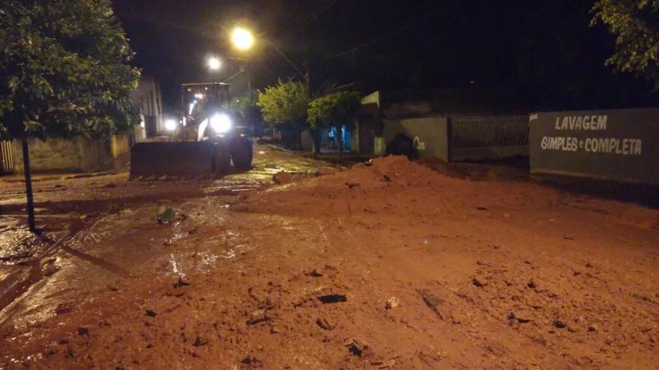 Chuva forte causa enchente e morte de menina de 16 anos no Paraná