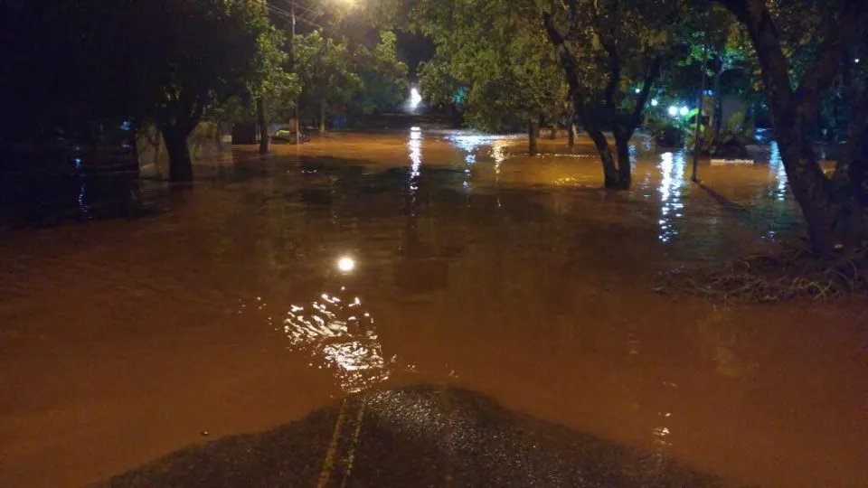 Chuva forte causa enchente e morte de menina de 16 anos no Paraná