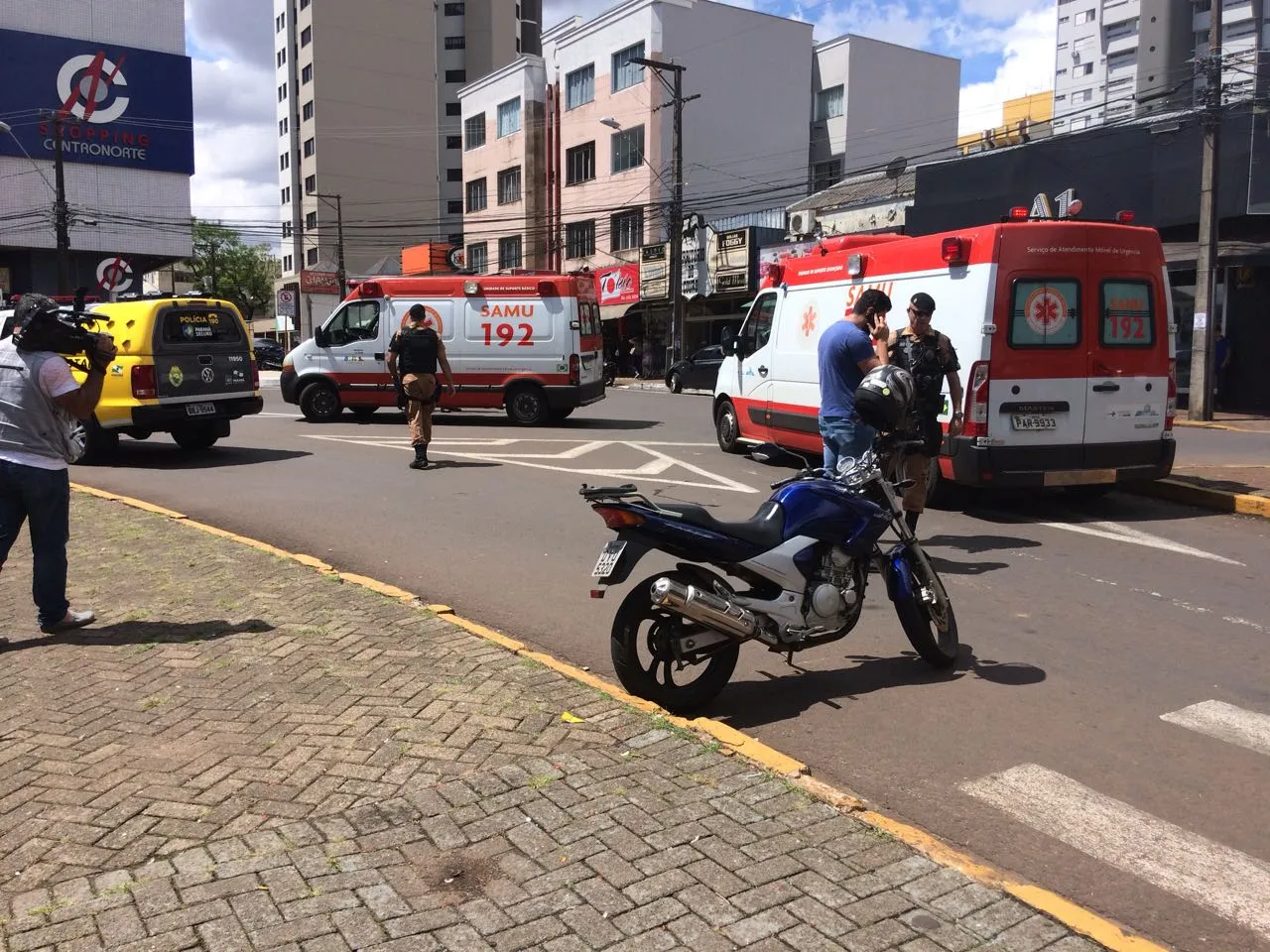 Pedestre é atropelado por moto em frente ao shopping 