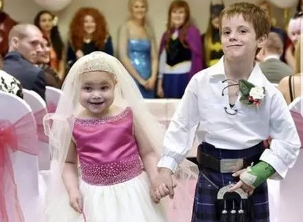 Menina de 5 anos com câncer terminal realiza desejo de se casar com melhor amigo, de 6 anos