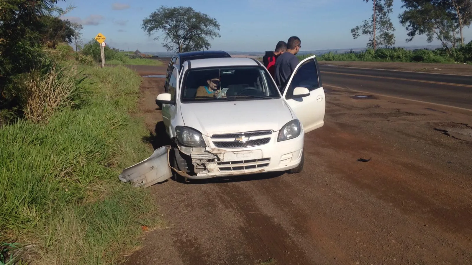 Carro capota na zona norte de Apucarana e motorista fica ferido