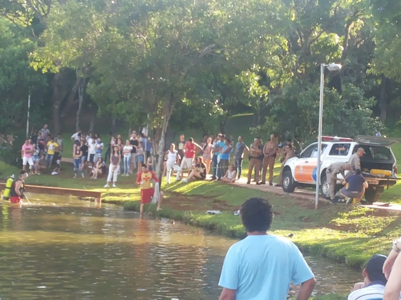 Bombeiros tentam resgatar vítima de afogamento no Lago Jaboti